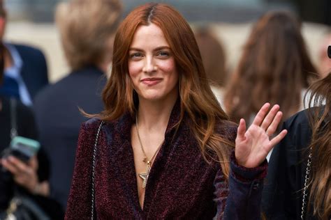 Riley Keough chiude la sfilata Chanel 2025 .